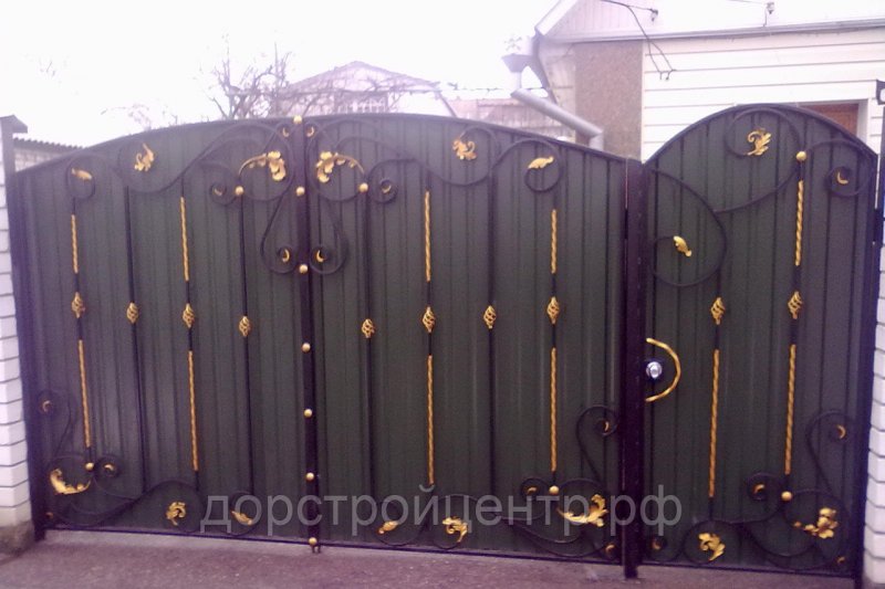 Красивые ворота из профильной трубы