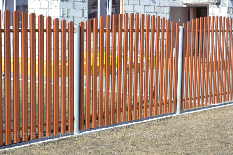 Забор из металлического евроштакетника