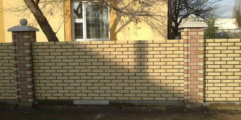 Забор из желтого облицовочного кирпича