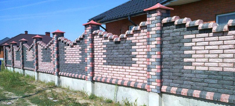 Красиво выложить забор из кирпича из двух цветов