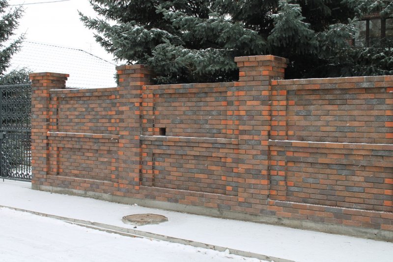 Забор из кирпича Ликолор