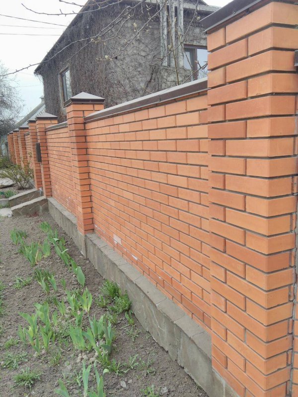 Постройка кирпичного забора
