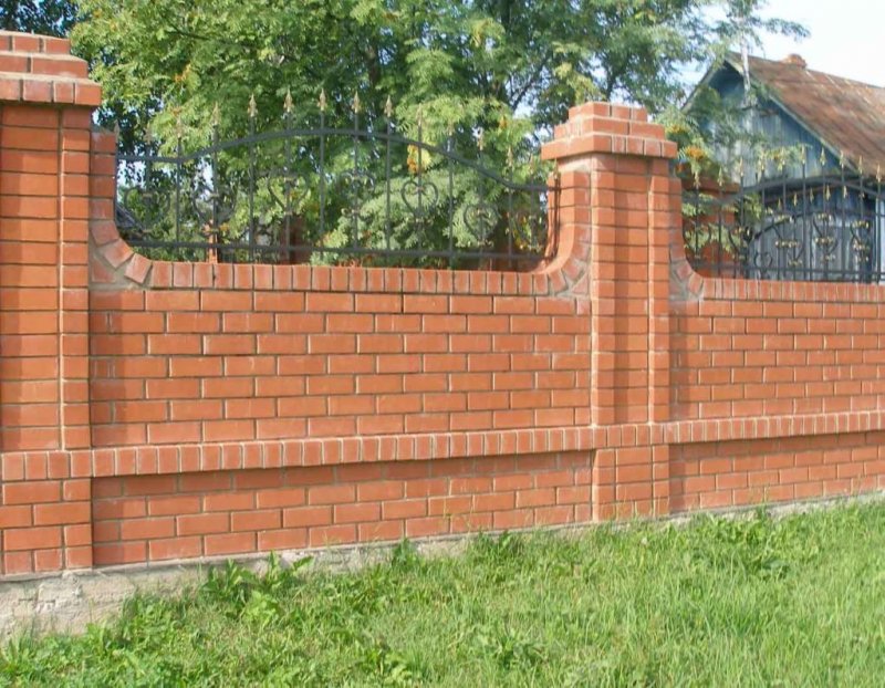Забор из кирпича