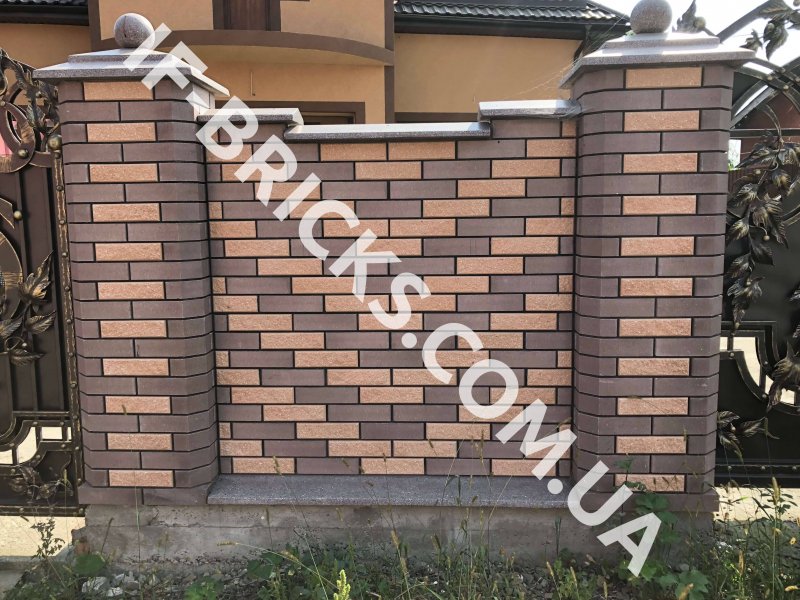 Кирпичная кладка забора дугой