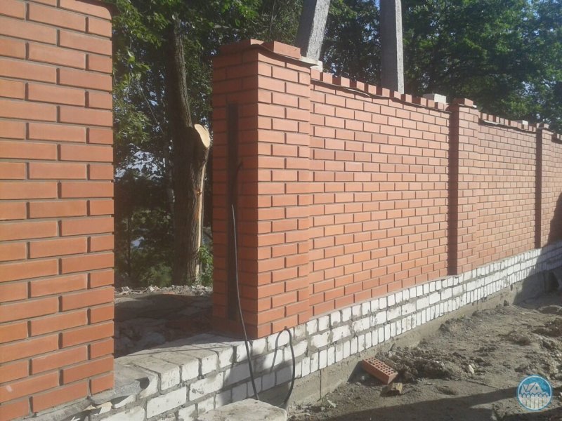 Кладка кирпичного забора