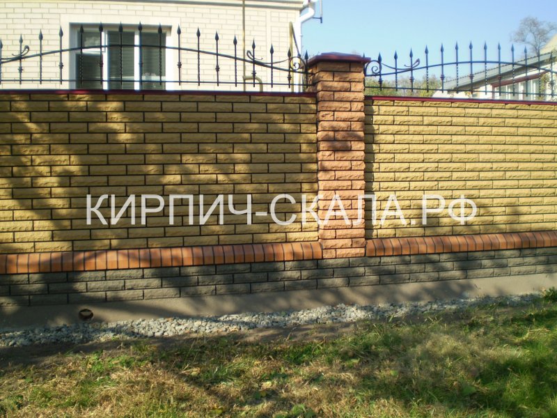 Кирпичный забор солома