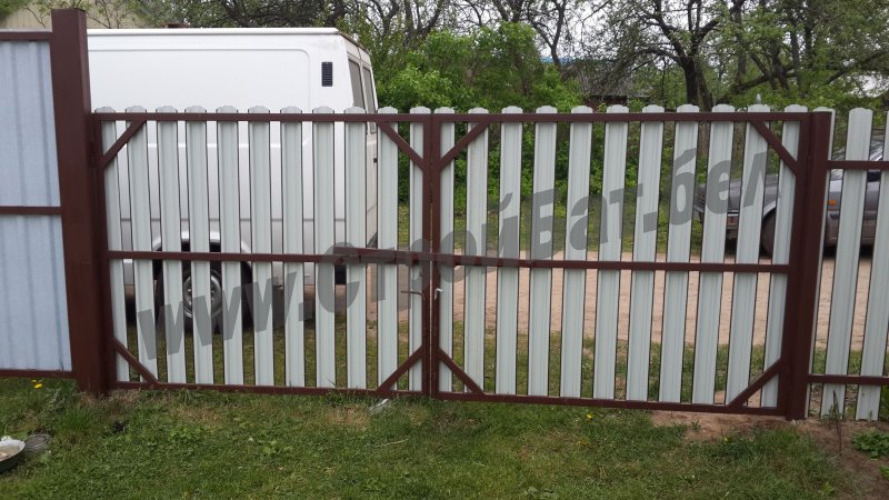 Ворота распашные 40/20 евроштакетник