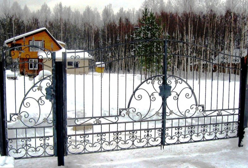 Кованые ворота с поликарбонатом