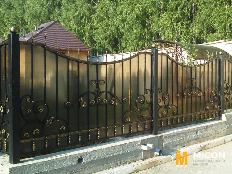 Забор из поликарбоната с ковкой
