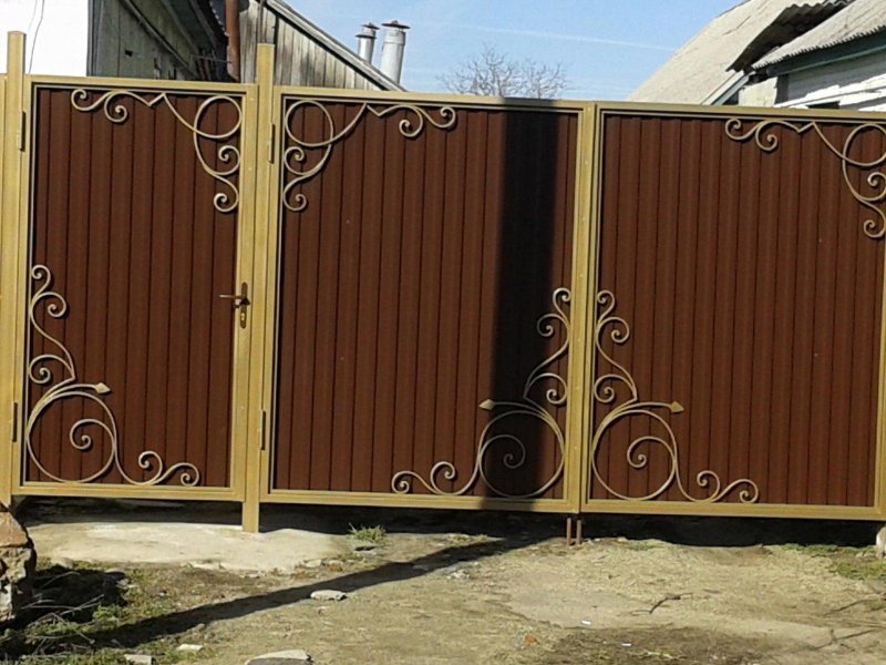 Кованые ворота с профлистом