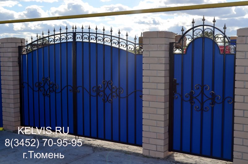 Кованые ворота с профнастилом