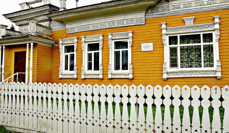 Вологодский дом с резным палисадом