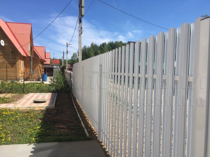 Забор евроштакетник шахматка белый