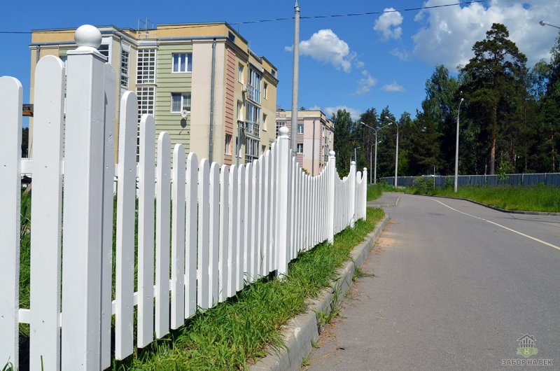 Белый дом с белым штакетником