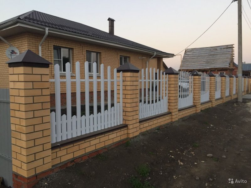 Палисадник с кирпичными столбами