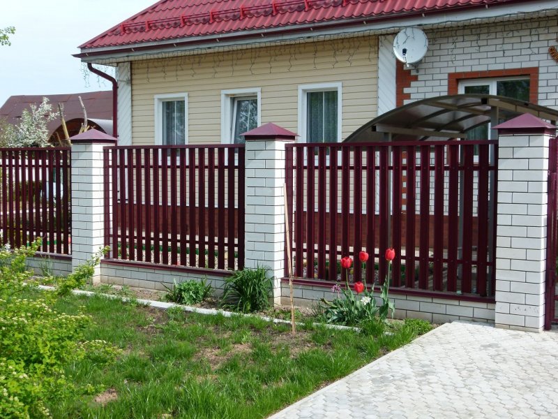 Бордовый забор