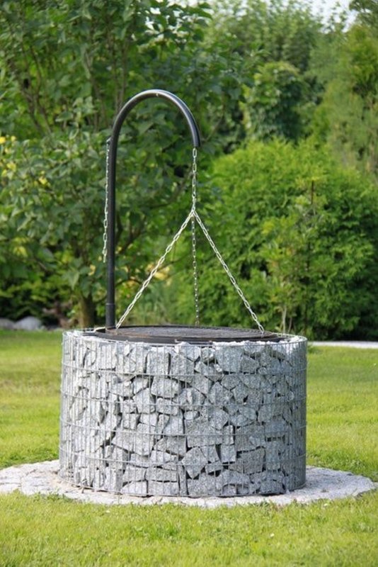 Скамья из камня и сетки