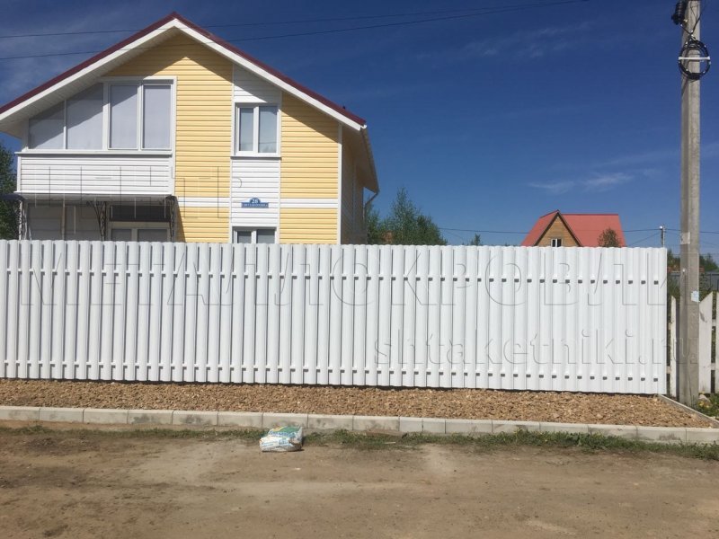 Белый забор из евроштакетника двухсторонний