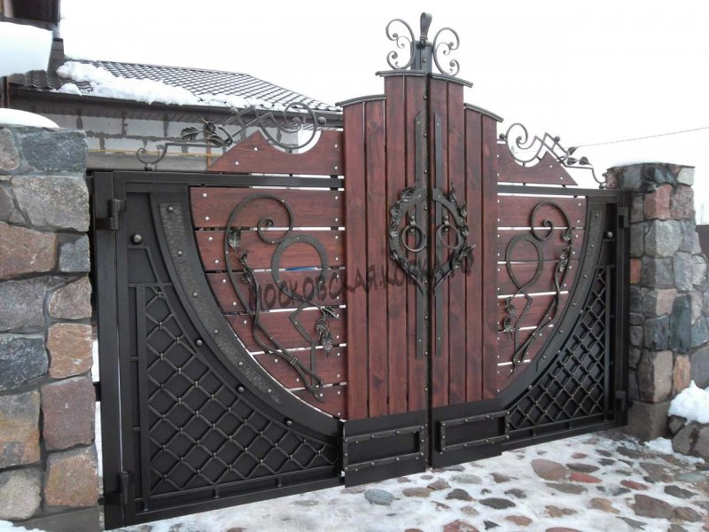Кованые ворота с калиткой под старину