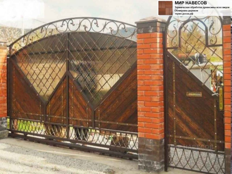 Комбинированные ворота из дерева и металла