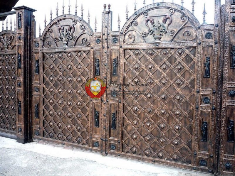 Старинные кованые ворота
