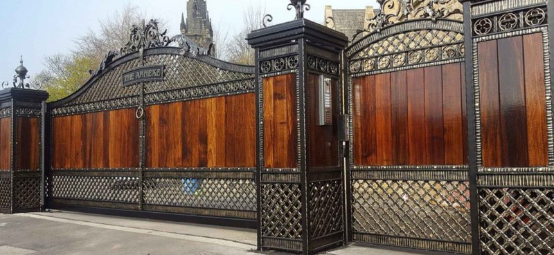Ворота ковка с деревом
