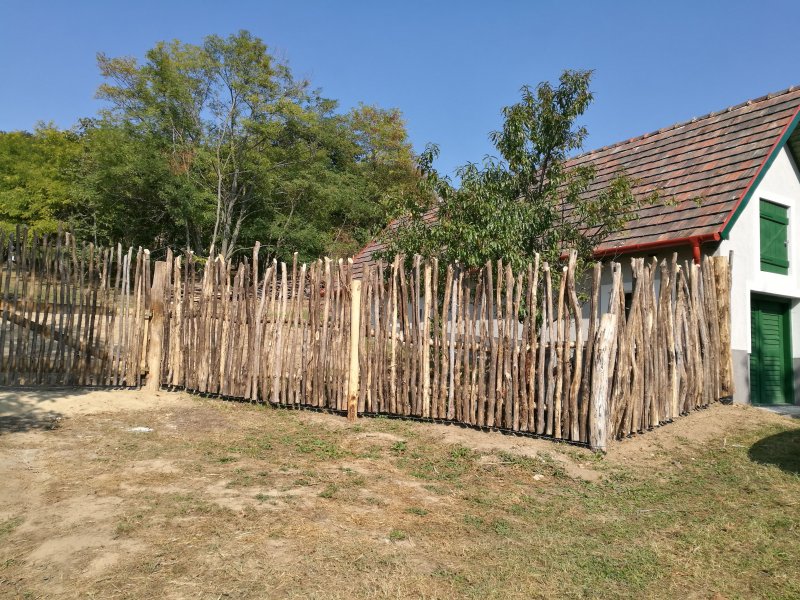 Забор из горбыля и сетки