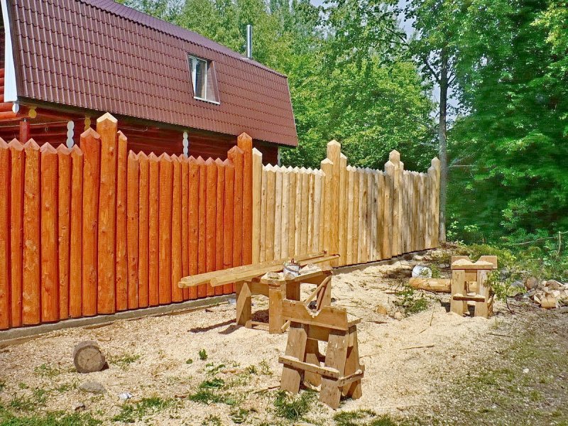 Деревянный забор из необрезной доски