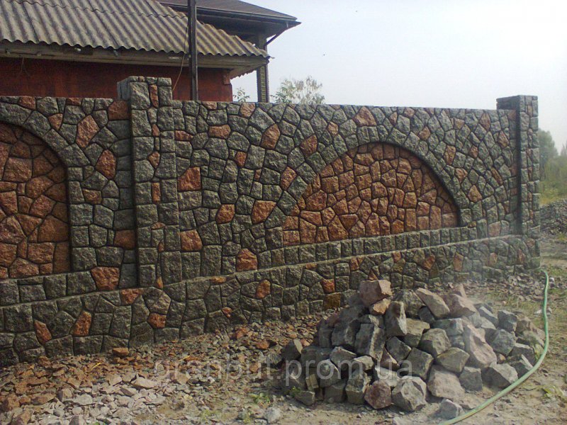 Отделка каменного забора