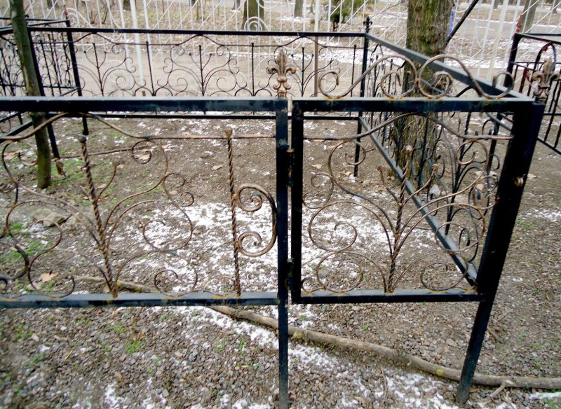 Пасмурно русское кладбище ворота