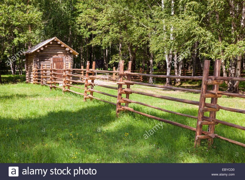 Деревянная изгородь из жердей