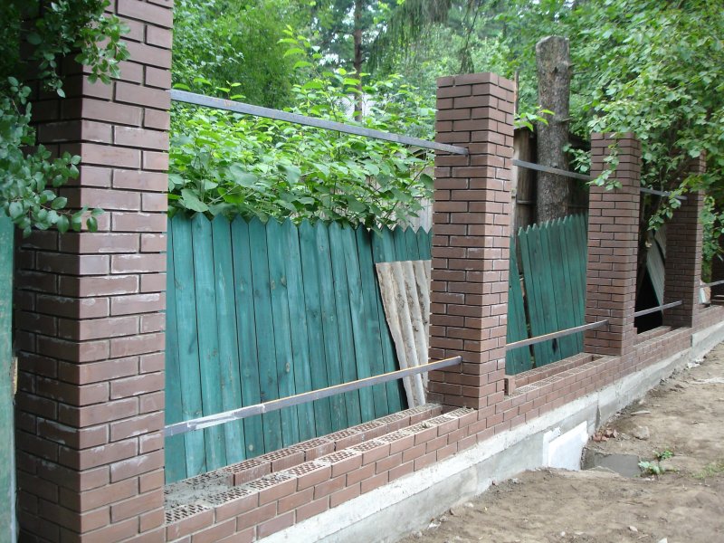 Кирпичный забор