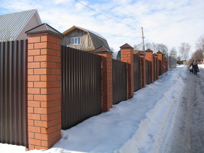 Красивый забор из красного кирпича