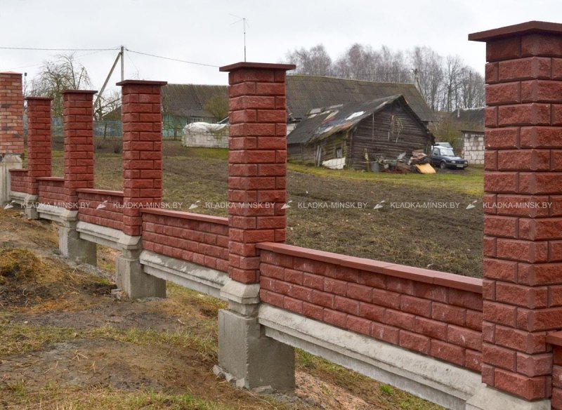 Кирпичные заборы на неровных участках