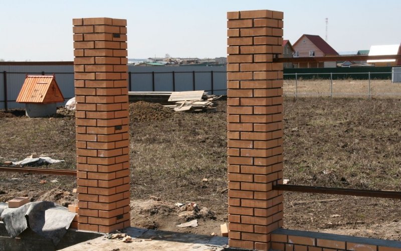 Столбы из черного кирпича