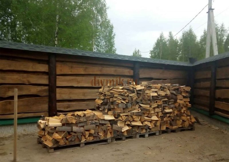 Забор из бревен и досок