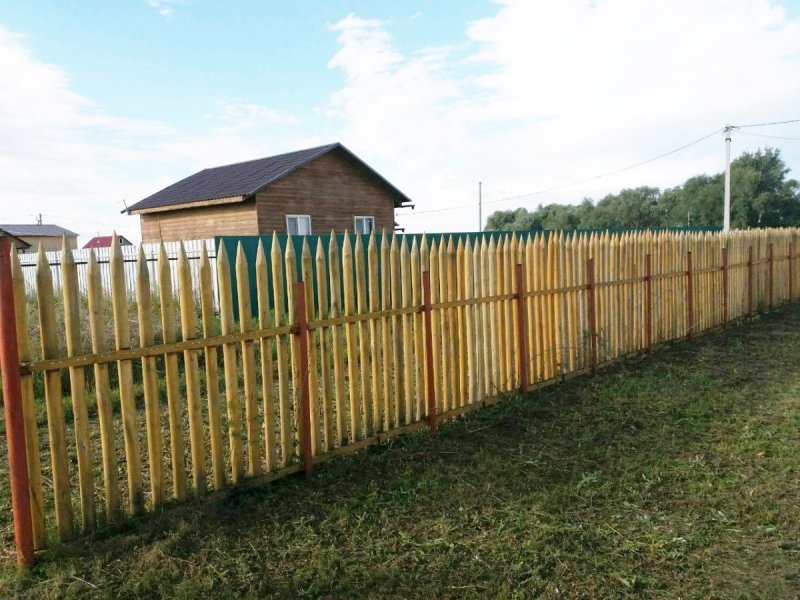 Забор из деревянных кольев