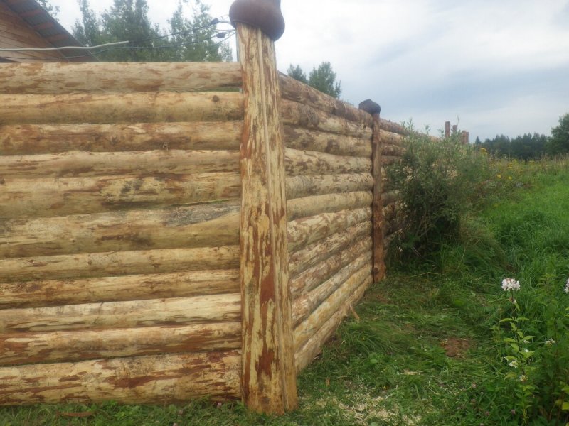 Плетеный забор из горбыля