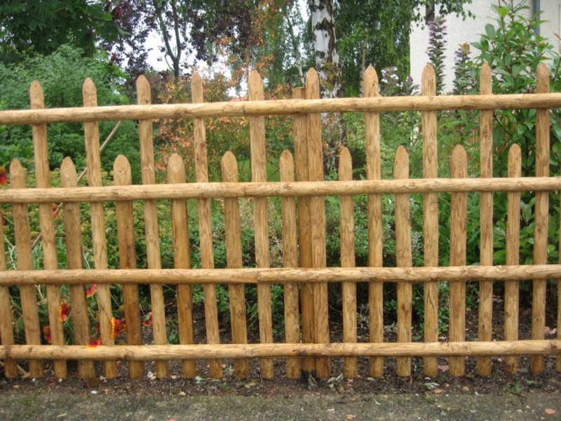 Ограждение из бревен