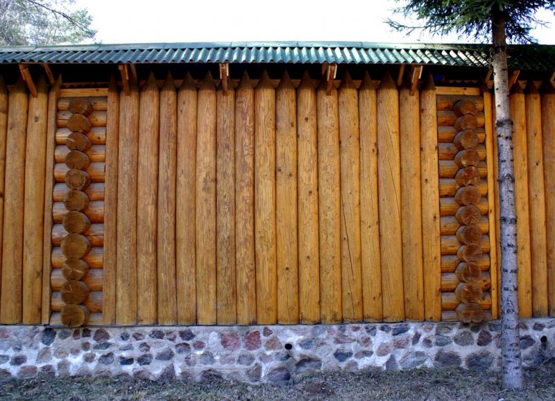 Забор из бревен