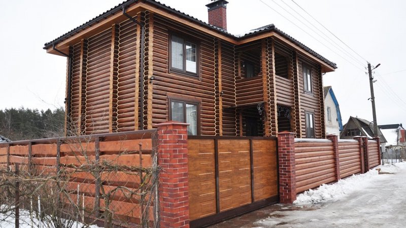 Забор для дома из сруба