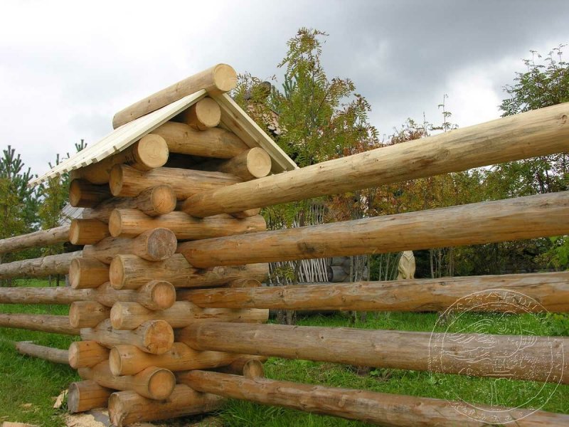 Заборчик из тоненьких бревен