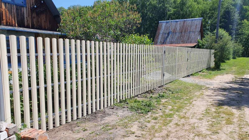 Заборы в саду между соседями