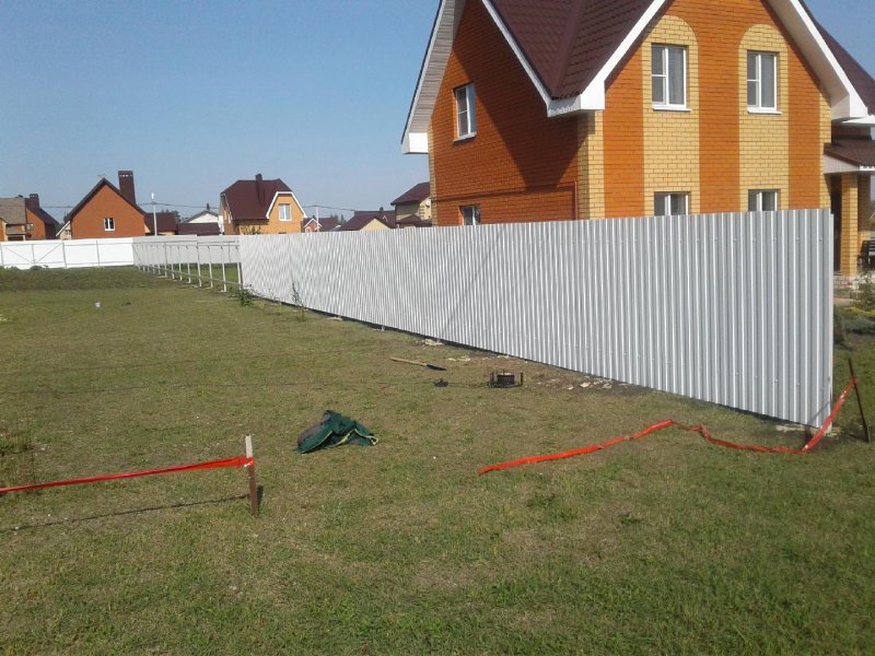 Высокий забор на даче