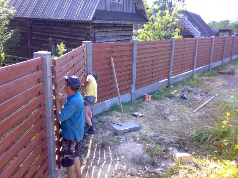 Деревянный забор вдоль
