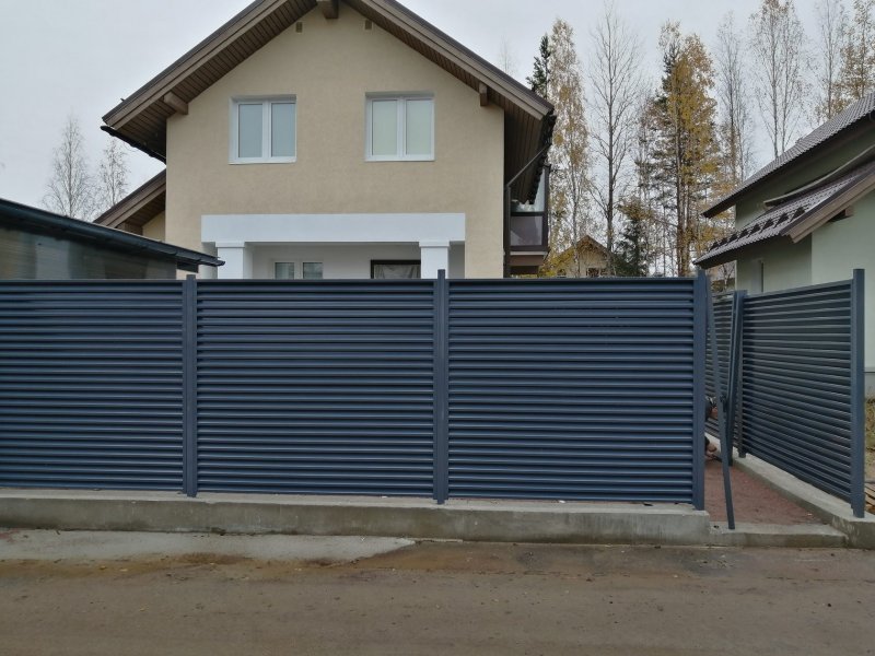 Изгородь металлическая современная