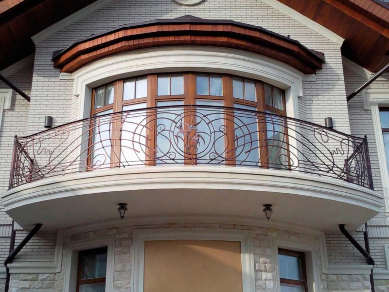 Кованые балконы в частных домах