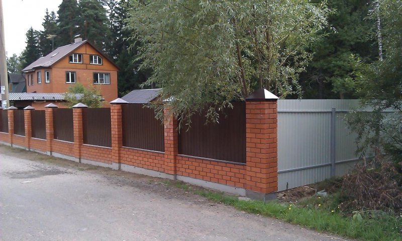 Ограждение из дерева перед домом