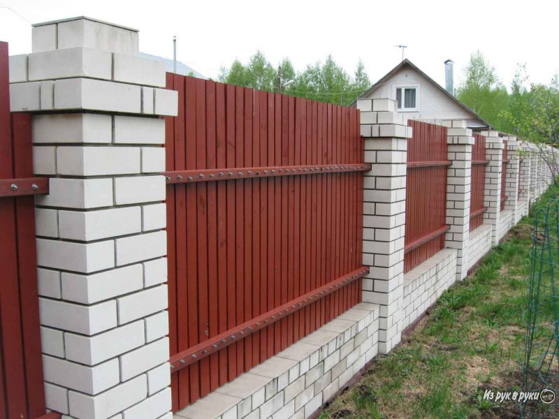 Забор кирпич белый металл
