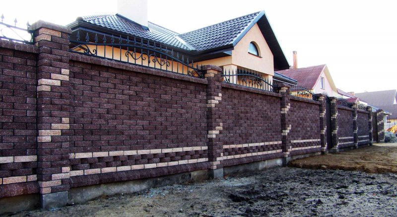 Забор из кирпича серого цвета